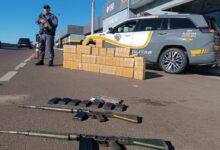 Tabletes de pasta base de cocaína e fuzis apreendidos pela Polícia Militar Rodoviária em Itatinga