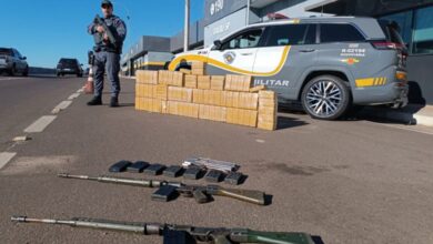 Tabletes de pasta base de cocaína e fuzis apreendidos pela Polícia Militar Rodoviária em Itatinga