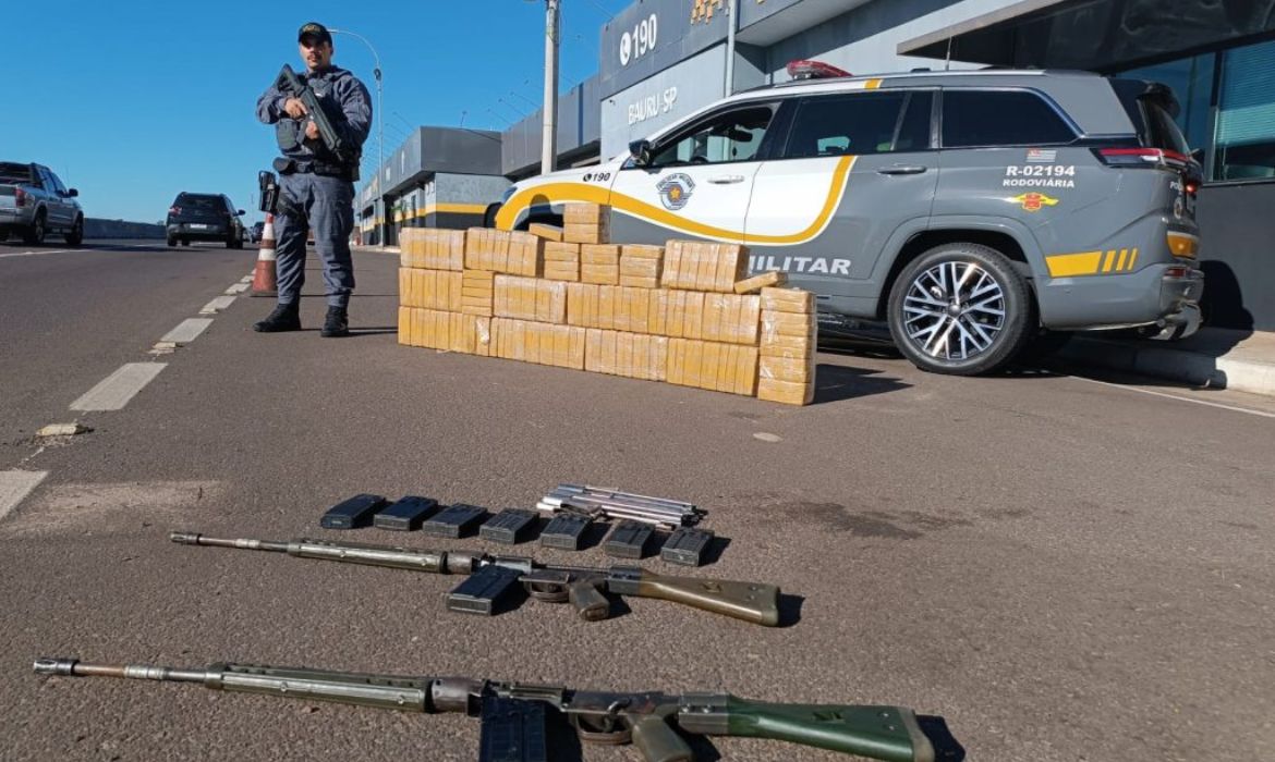 Tabletes de pasta base de cocaína e fuzis apreendidos pela Polícia Militar Rodoviária em Itatinga