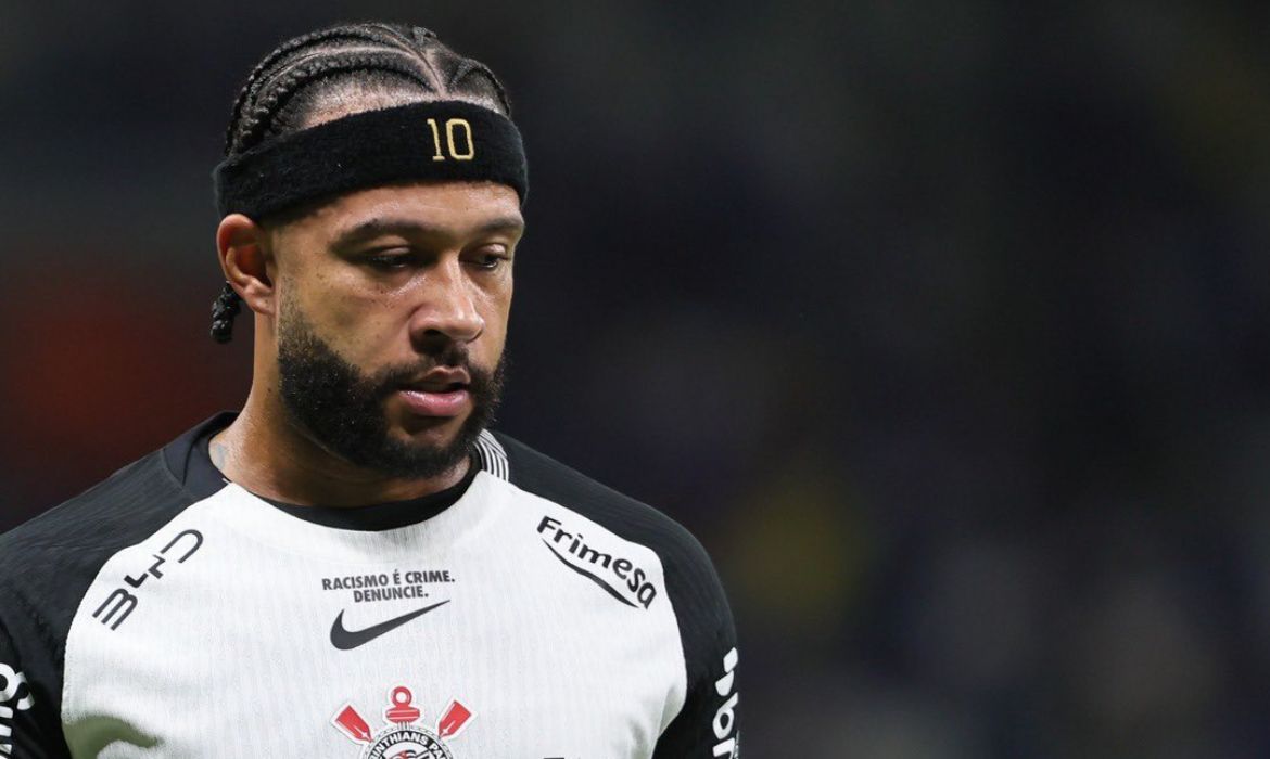 Corinthians encerra contrato de Memphis Depay aps desistir de renovao