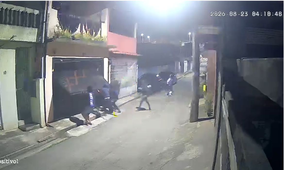 Grupo arromba portão e leva motocicleta de garagem em Santo André, no ABC Paulista