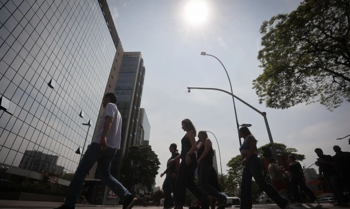 Onda de calor coloca São Paulo em alerta com temperaturas até 7°C acima da média
