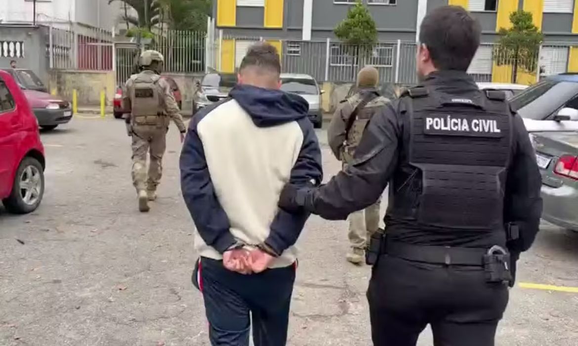 Polícia prende três suspeitos de aplicar golpe do falso advogado em SP