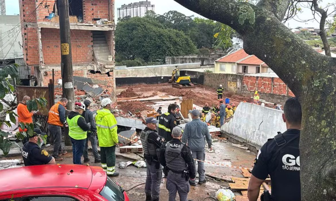 Prédio desaba em São Bernardo do Campo e deixa quatro feridos
