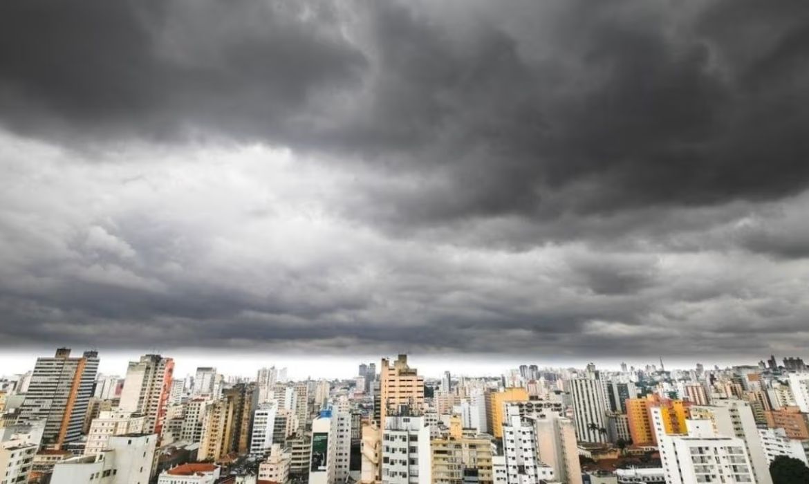 So Paulo entra em alerta para ventos de at 100 kmh Defesa Civil ativa Gabinete de Crise