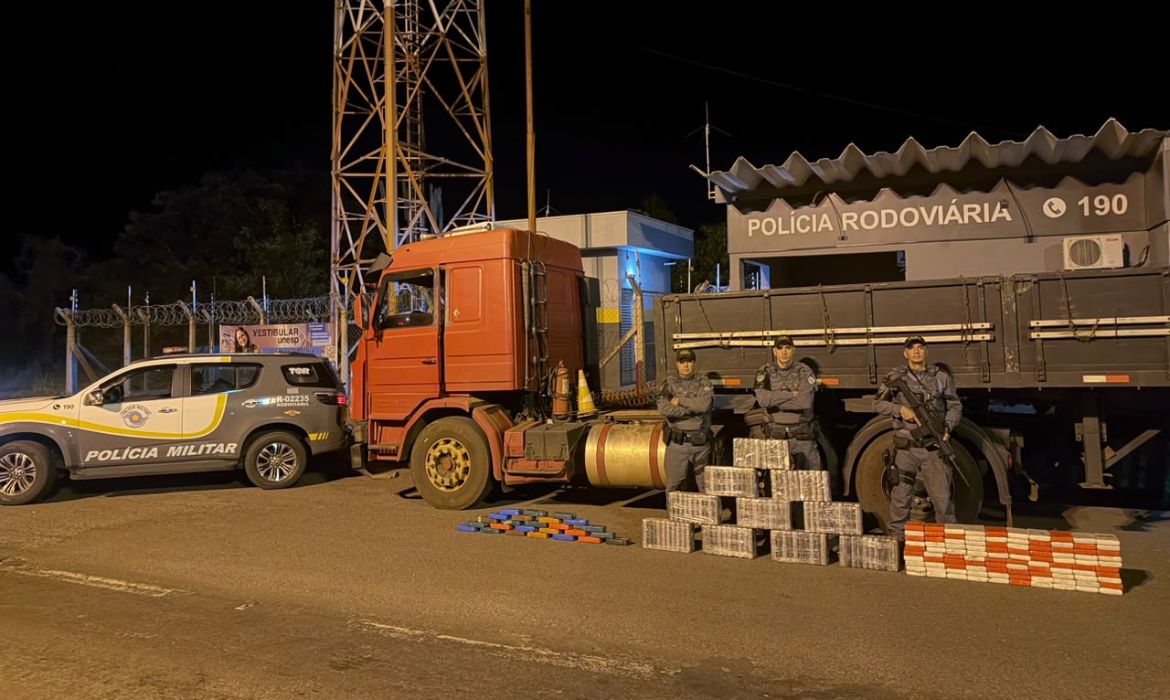 Caminhão com placas do Paraguai é flagrado com 246 kg de cocaína no interior de SP