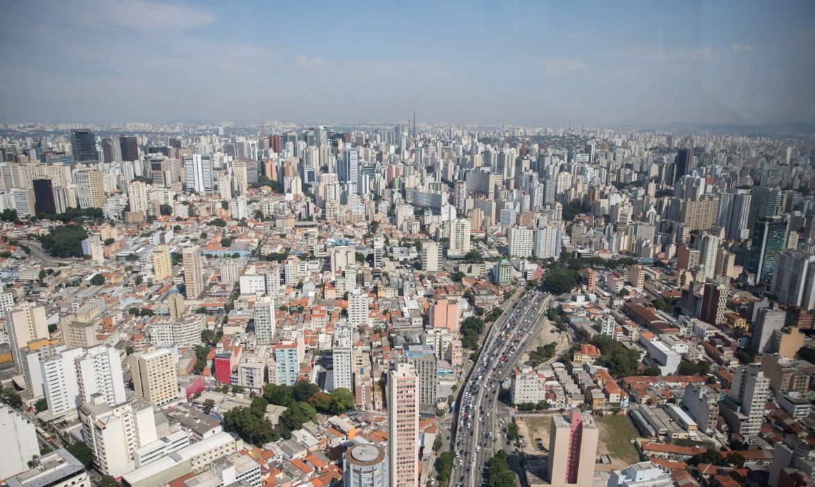 Domingo terá chuva forte, rajadas de vento e frio em São Paulo