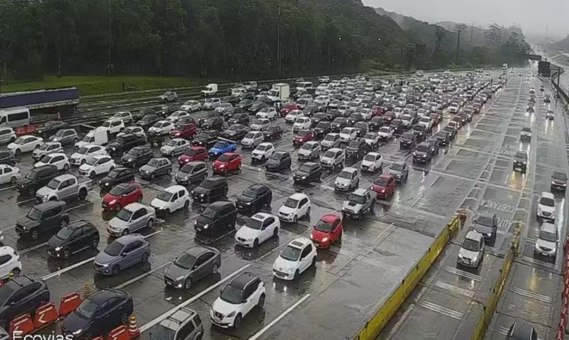 Estradas de São Paulo têm lentidão na saída do feriado; veja quando viajar