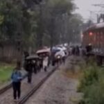 Falha na Linha 12-Safira faz passageiros caminharem pelos trilhos em SP