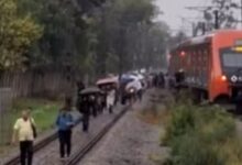 Falha na Linha 12-Safira faz passageiros caminharem pelos trilhos em SP