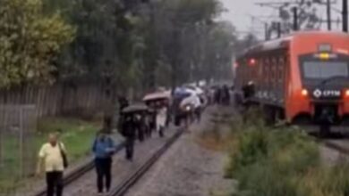 Falha na Linha 12-Safira faz passageiros caminharem pelos trilhos em SP