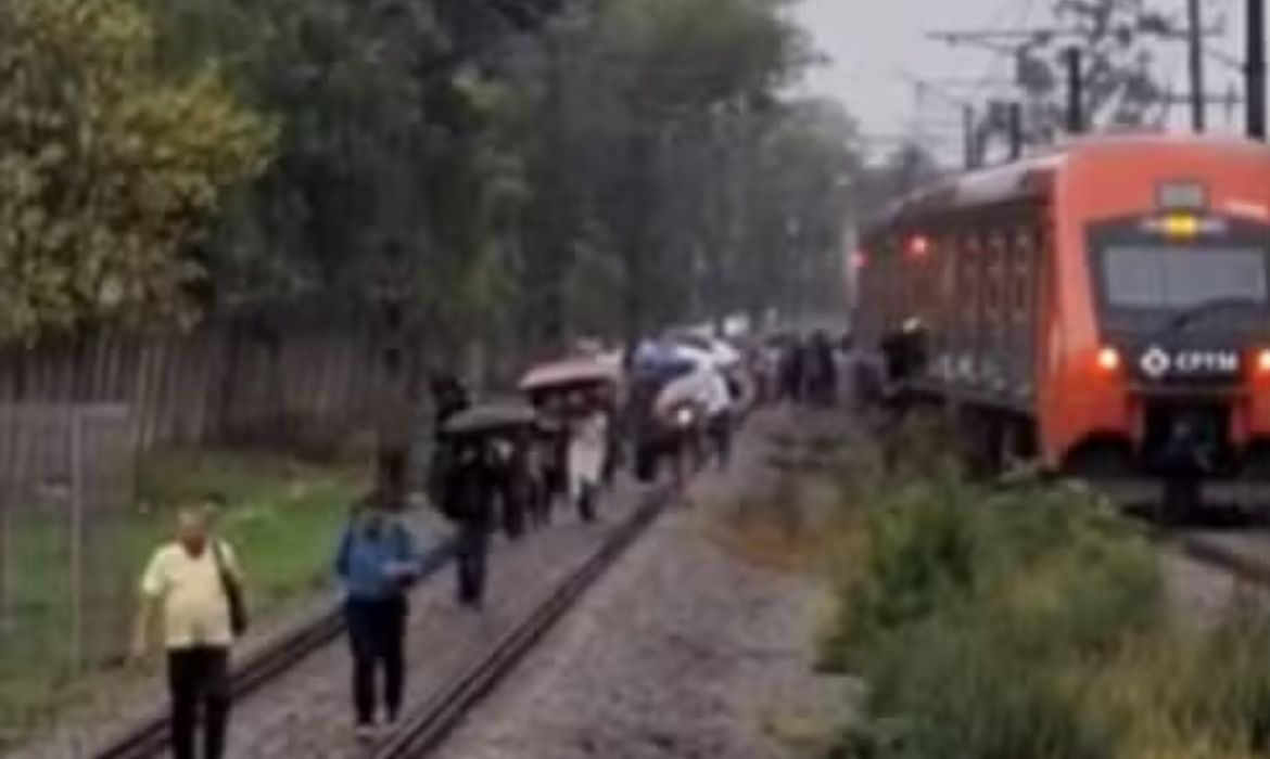 Falha na Linha 12-Safira faz passageiros caminharem pelos trilhos em SP