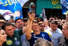 Flávio e Tarcísio erguem imagem de Nossa Senhora em ato em SP