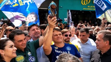 Flávio e Tarcísio erguem imagem de Nossa Senhora em ato em SP