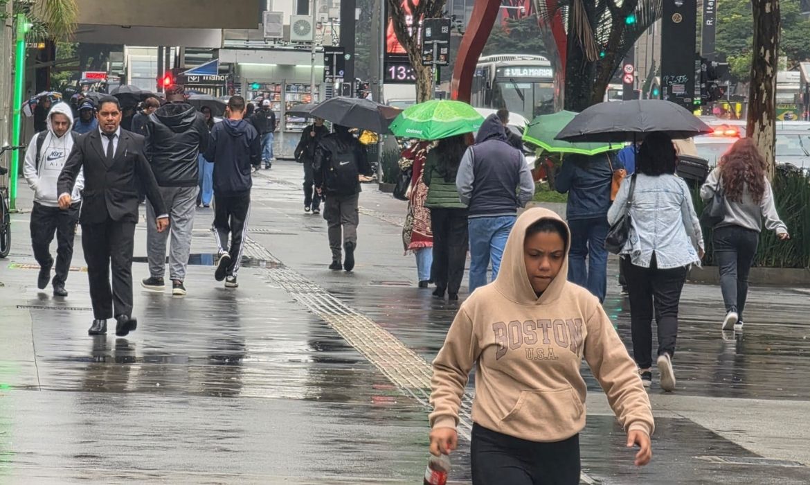 Frente fria traz temporais ventos de 75 kmh e derruba temperatura em So Paulo