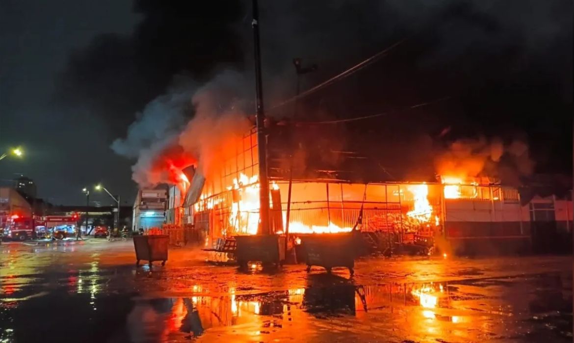Incêndio destrói 320 boxes da Ceagesp na zona oeste de São Paulo