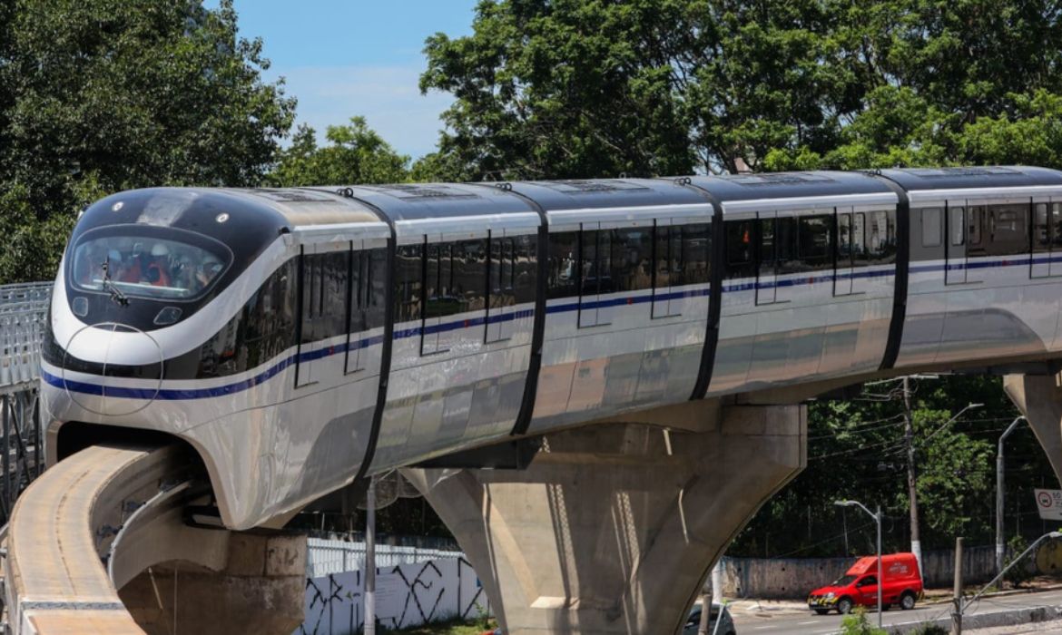 Linha 17-Ouro tem falha em trem no primeiro dia de horário ampliado