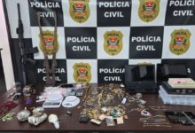 Operação contra roubos apreende réplica de fuzil, drogas e munições na Grande SP