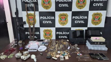 Operação contra roubos apreende réplica de fuzil, drogas e munições na Grande SP