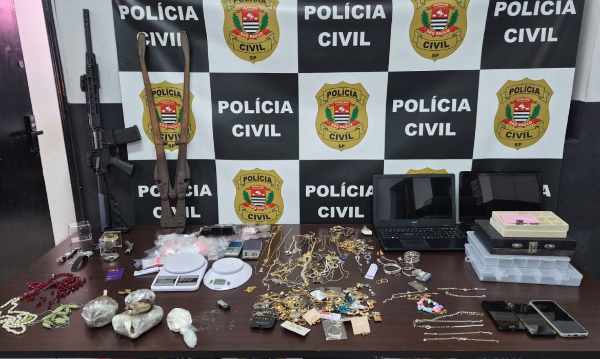 Operação contra roubos apreende réplica de fuzil, drogas e munições na Grande SP