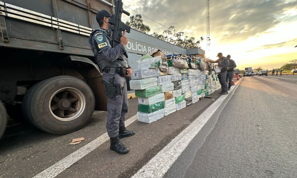 PM Rodoviária apreende quase 3 toneladas de maconha em caminhão no interior de SP