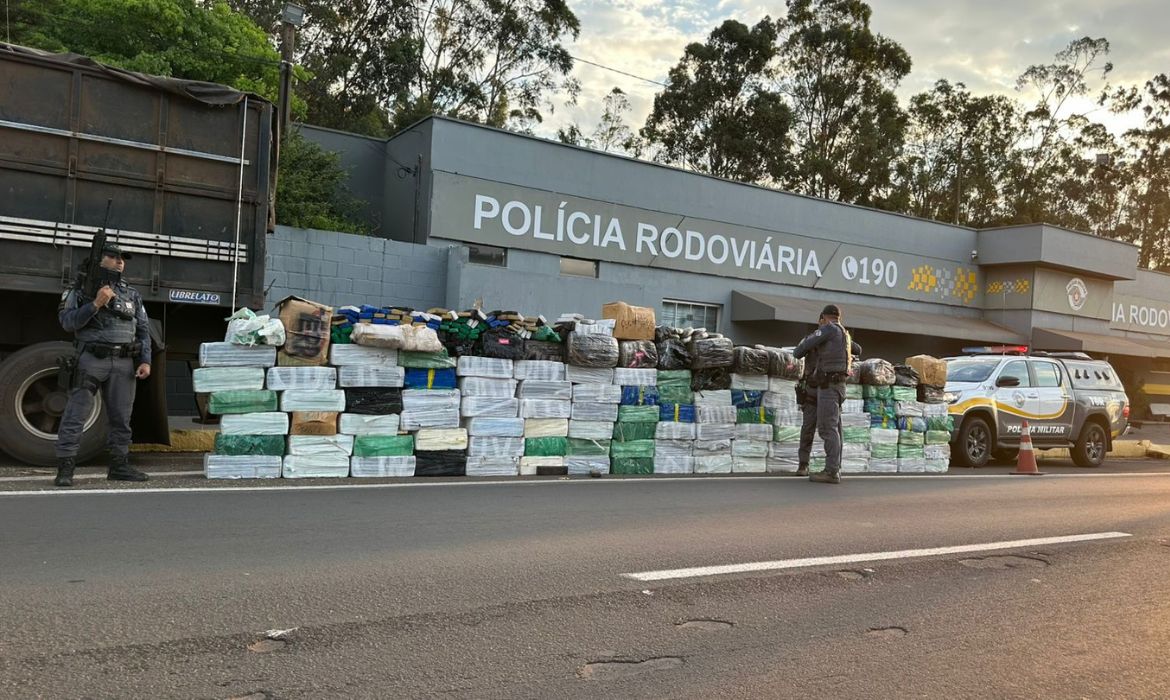 PM Rodoviria apreende quase 3 toneladas de maconha em caminho no interior de SP