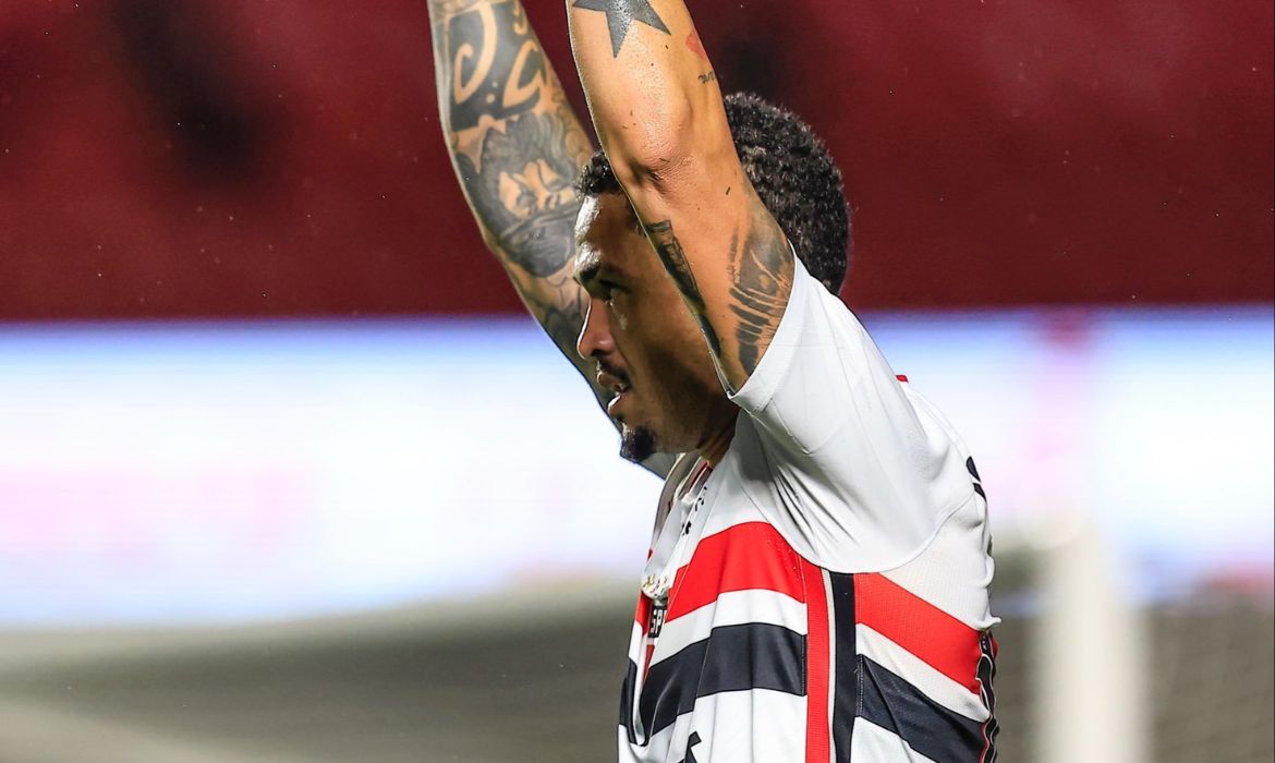 São Paulo vence Atlético-MG, sobe na tabela e respira no Brasileirão