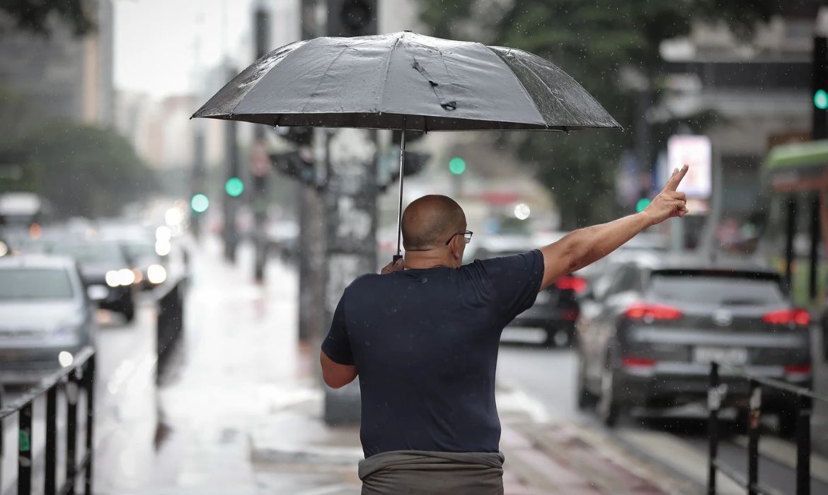 Temporais deixam 24 feridos e Defesa Civil emite 41 alertas em São Paulo