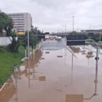 Marginal Tietê é totalmente bloqueada após alagamento em São Paulo
