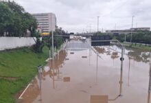 Marginal Tietê é totalmente bloqueada após alagamento em São Paulo