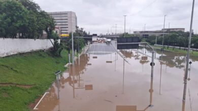 Marginal Tietê é totalmente bloqueada após alagamento em São Paulo