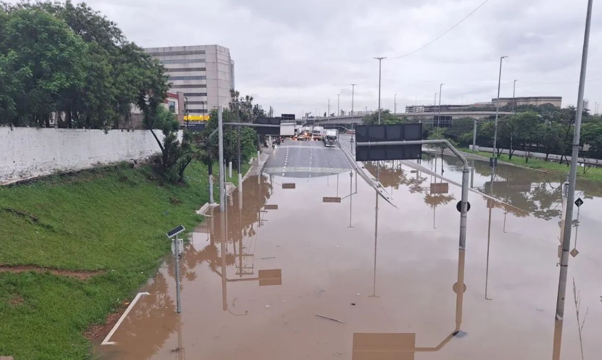 Marginal Tietê é totalmente bloqueada após alagamento em São Paulo