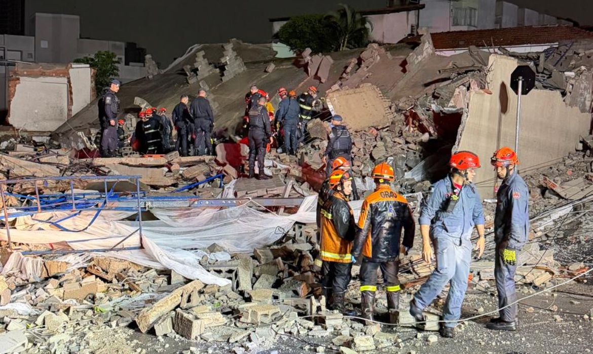 Prédio desaba sobre casa na Penha e deixa cinco mortos