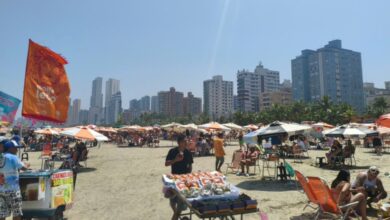 Calor leva paulistanos ao litoral e movimenta praias neste sábado