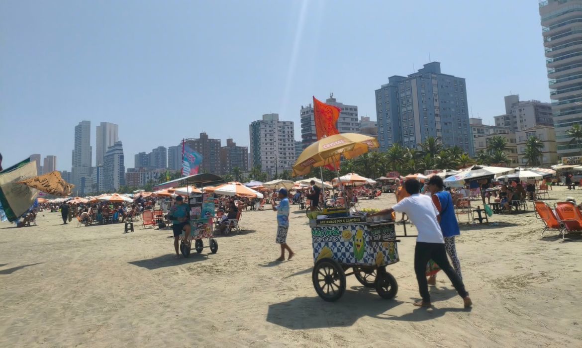 Calor leva paulistanos ao litoral de So Paulo e movimenta praias neste sbado