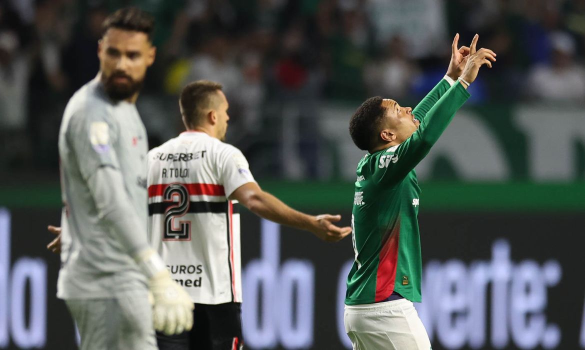 Palmeiras vence São Paulo por 2 a 0 e assume liderança do Brasileirão