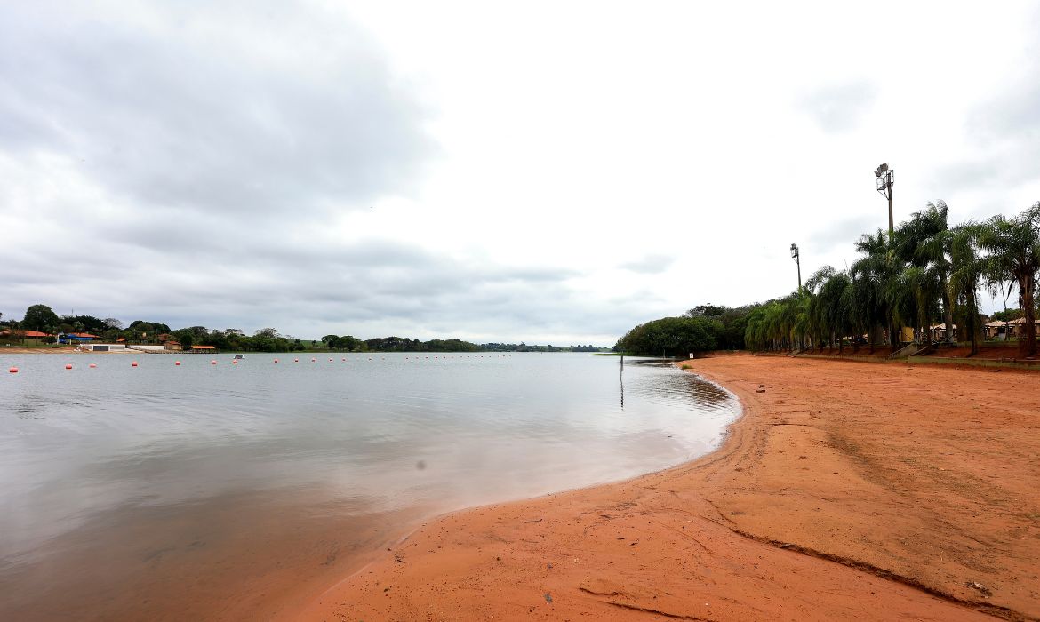 Boias de ultrassom reduzem toxina em 915 e praia do Tiet volta a ser liberada para banho