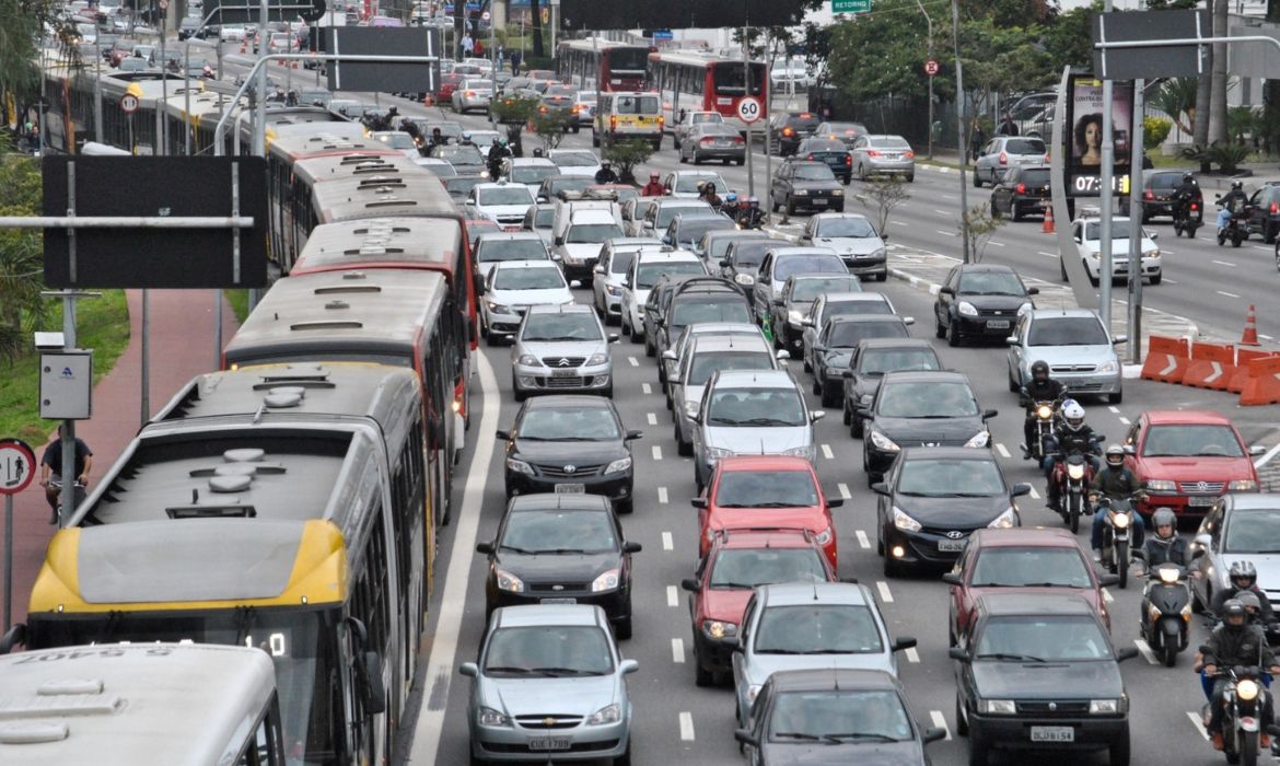 Trânsito em São Paulo tem lentidão nesta manhã; veja situação por região