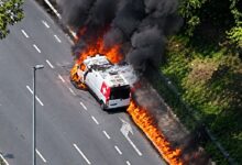 Ambulância pega fogo na Marginal Tietê e complica trânsito na região