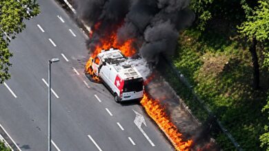 Ambulância pega fogo na Marginal Tietê e complica trânsito na região