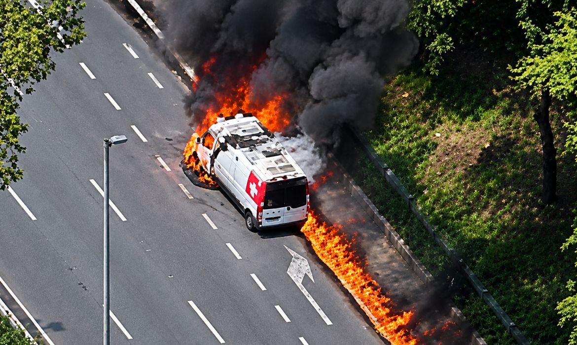 Ambulncia pega fogo na Marginal Tiet e complica trnsito na regio