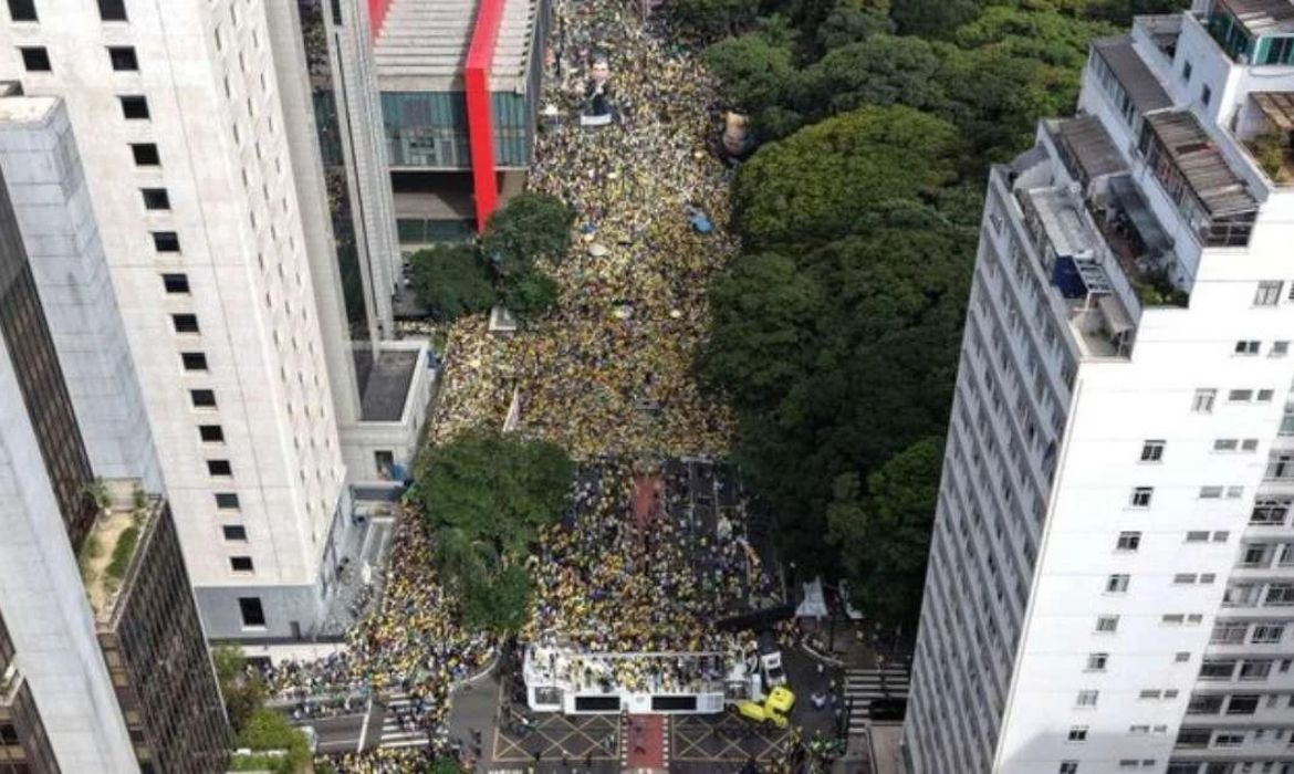 Ato de Flávio Bolsonaro reúne 71,9 mil na Avenida Paulista, aponta levantamento