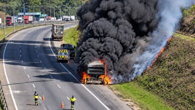 Carretas batem e pegam fogo no Rodoanel; trânsito tem 12 km de fila