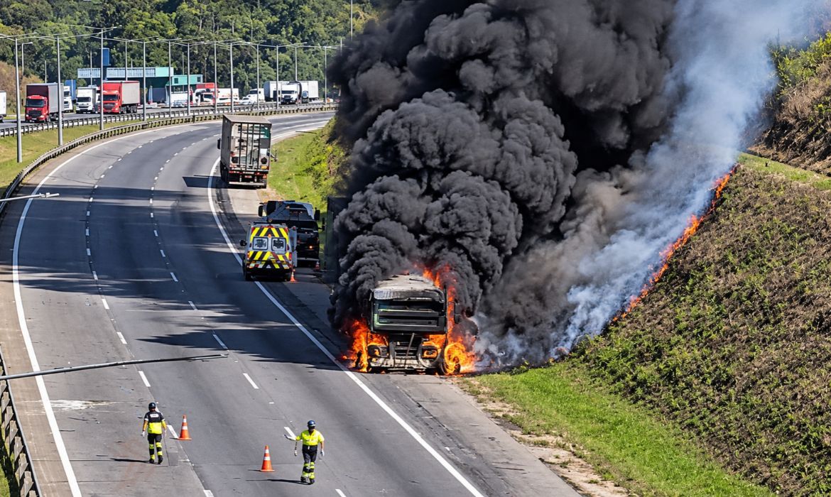 Carretas batem e pegam fogo no Rodoanel; trânsito tem 12 km de fila