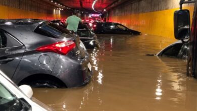 Chuva alaga túnel do Anhangabaú e deixa carros submersos em São Paulo