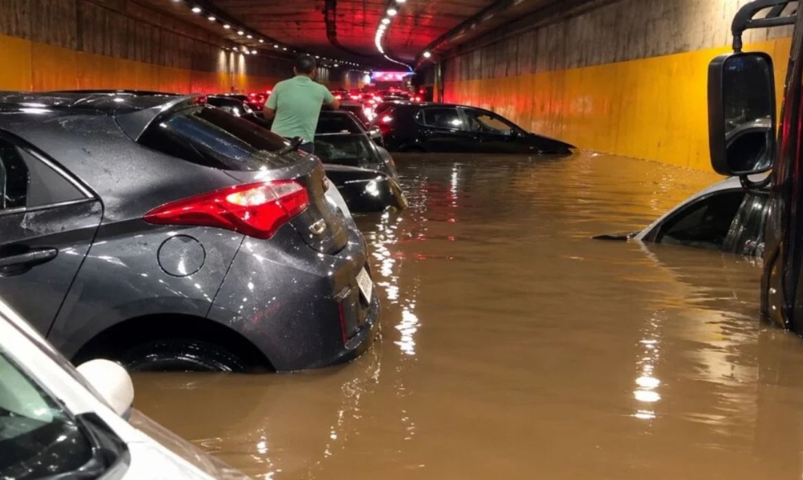 Chuva alaga túnel do Anhangabaú e deixa carros submersos em São Paulo
