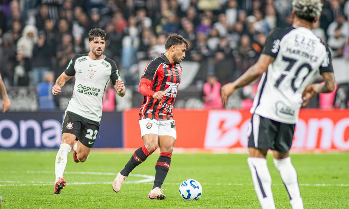 Corinthians empata com Vitria e segue perto do Z-4