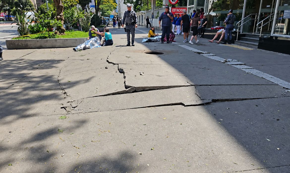 Explosão em galeria subterrânea deixa três feridos na Avenida Paulista