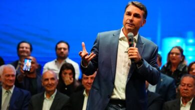 Flávio Bolsonaro confirma presença no debate da Band com Lula