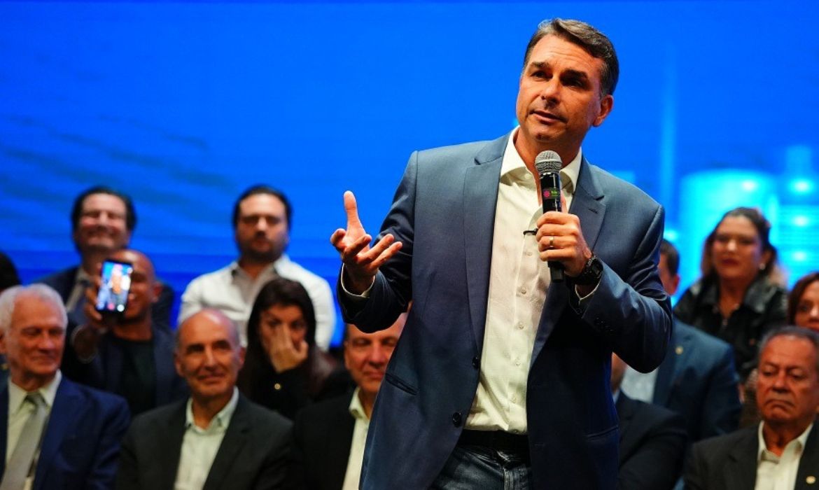 Flávio Bolsonaro confirma presença no debate da Band com Lula